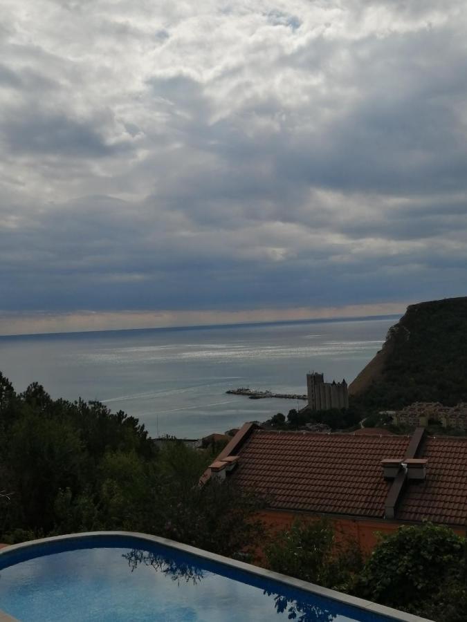Complex Karia III Apartment Kavarna Bagian luar foto