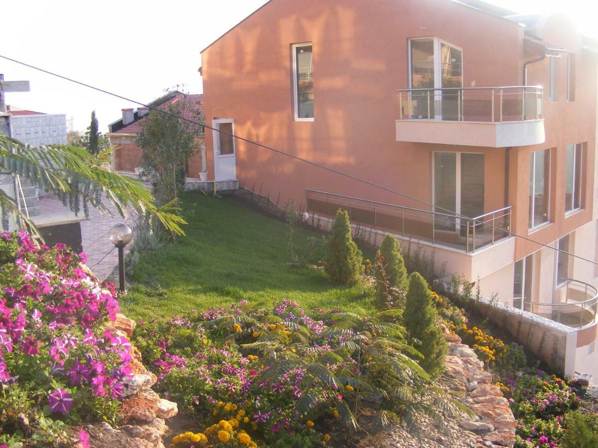 Complex Karia III Apartment Kavarna Bagian luar foto