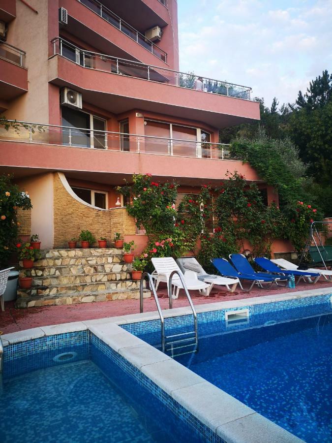 Complex Karia III Apartment Kavarna Bagian luar foto